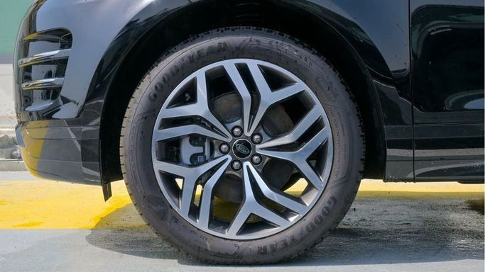 Новый Land Rover Range Rover Evoque P160 II Рестайлинг, 1.5 л, 2024 в Дубае от Najem Motors Черный цвет. Корейская | AUTO.AE