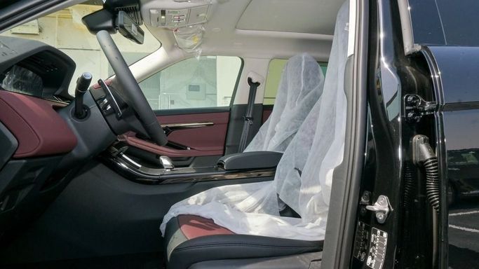 Новый Land Rover Range Rover Evoque P160 II Рестайлинг, 1.5 л, 2024 в Дубае от Najem Motors Черный цвет. Корейская | AUTO.AE