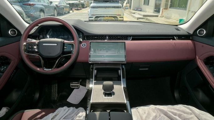 Новый Land Rover Range Rover Evoque P160 II Рестайлинг, 1.5 л, 2024 в Дубае от Najem Motors Черный цвет. Корейская | AUTO.AE