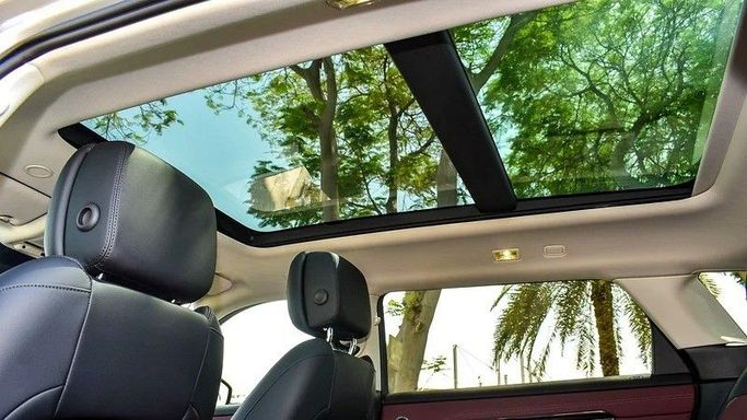 Новый Land Rover Range Rover Evoque P250 II Рестайлинг, 2.0 л, 2024 в Дубае от Simurgh Cars Серебристый цвет. Китайская | AUTO.AE