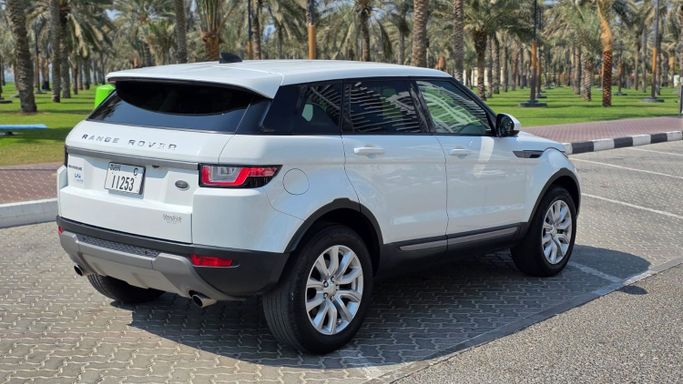 مستعملة Land Rover Range Rover Evoque P160 ثانياً, 1.5 l, 2019 في في دبي، اللون أبيض. المواصفات الأمريكية | AUTO.AE