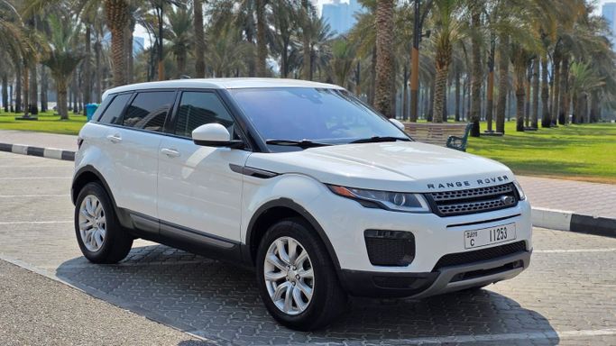 مستعملة Land Rover Range Rover Evoque P160 ثانياً, 1.5 l, 2019 في في دبي، اللون أبيض. المواصفات الأمريكية | AUTO.AE