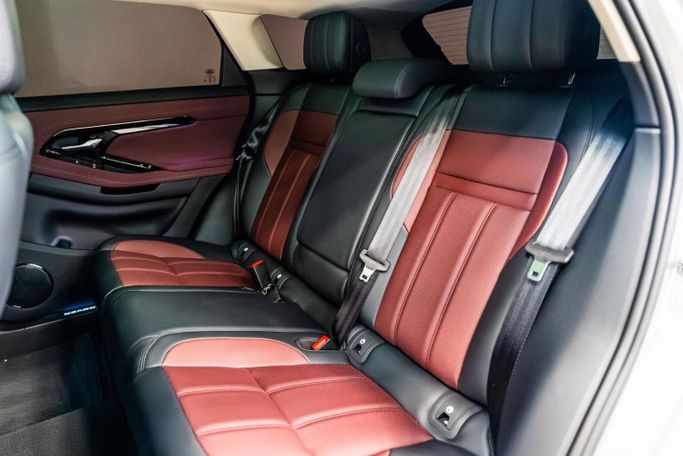 Подержанный Land Rover Range Rover Evoque P250 MHEV Long II Рестайлинг, 2.0 л, 2025 в Дубае Серебристый цвет. Китайская | AUTO.AE