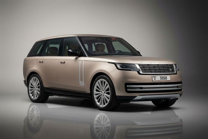 Land Rover Range Rover P400 MHEV V, 2023 رجال الأعمال دفع رباعي 5 أبواب للتأجير في في دبي من Rotana Star Rent a Car، اللون ذهبي | AUTO.AE