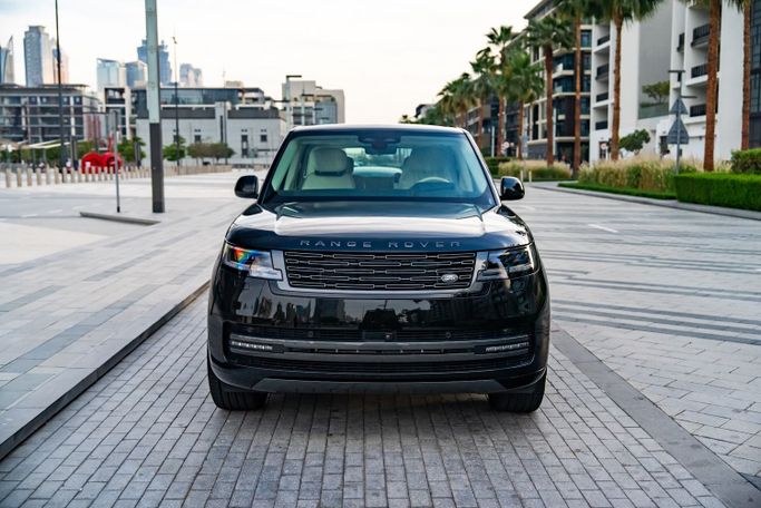 Land Rover Range Rover P530 MHEV V, 2024 رجال الأعمال دفع رباعي 5 أبواب للتأجير في في دبي من Royal Dream، اللون أسود | AUTO.AE