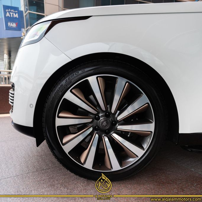 Used Land Rover Range Rover P530 MHEV V, 4.4 l, 2023 in Dubai by Q Motors, White color. GCC Specs | AUTO.AE