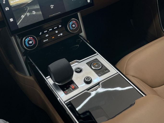 Подержанный Land Rover Range Rover P530 MHEV V, 4.4 л, 2023 в Дубае от 777 CARS Белый цвет. GCC | AUTO.AE