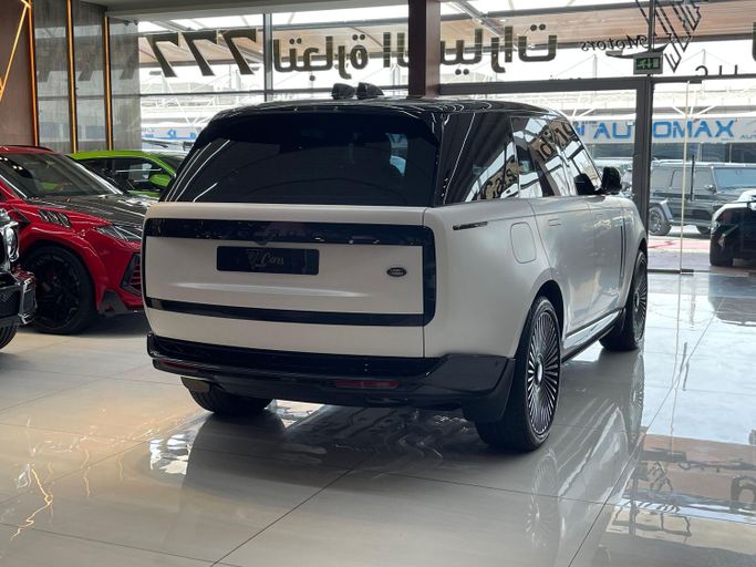 Подержанный Land Rover Range Rover P530 MHEV V, 4.4 л, 2023 в Дубае от 777 CARS Белый цвет. GCC | AUTO.AE