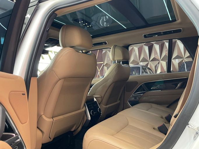 Подержанный Land Rover Range Rover P530 MHEV V, 4.4 л, 2023 в Дубае от 777 CARS Белый цвет. GCC | AUTO.AE