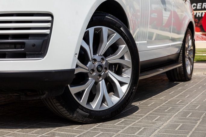 Used Land Rover Range Rover P525 IV Facelift, 5.0 l, 2018 in Dubai by Linda Cars, White color. GCC Specs | AUTO.AE