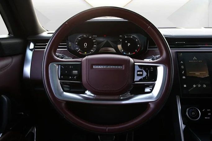 Подержанный Land Rover Range Rover P400 MHEV V, 3.0 л, 2023 в Дубае от Mohammad Alkarak Motors Белый цвет. GCC | AUTO.AE