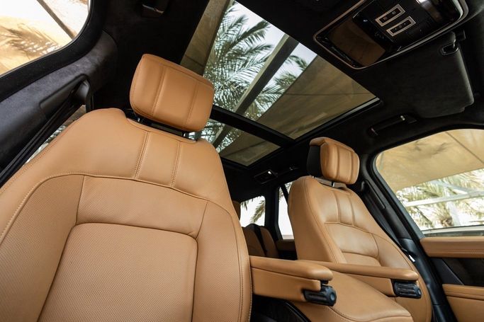 Подержанный Land Rover Range Rover P525 IV Рестайлинг, 5.0 л, 2019 в Дубае от Linda Cars Черный цвет. Европейская | AUTO.AE