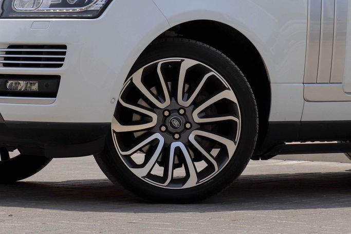 Подержанный Land Rover Range Rover Long IV, 5.0 л, 2015 в Дубае от Linda Cars Белый цвет. GCC | AUTO.AE