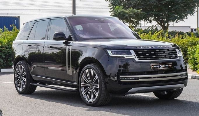 Подержанный Land Rover Range Rover P530 MHEV V, 4.4 л, 2024 в Дубае от Najem Motors Черный цвет. GCC | AUTO.AE