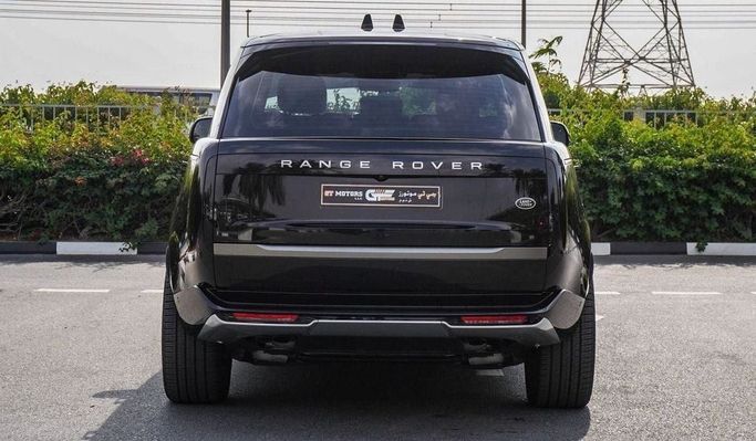 Подержанный Land Rover Range Rover P530 MHEV V, 4.4 л, 2024 в Дубае от Najem Motors Черный цвет. GCC | AUTO.AE