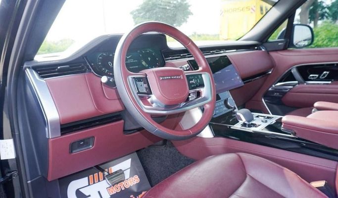 Подержанный Land Rover Range Rover P530 MHEV V, 4.4 л, 2024 в Дубае от Najem Motors Черный цвет. GCC | AUTO.AE