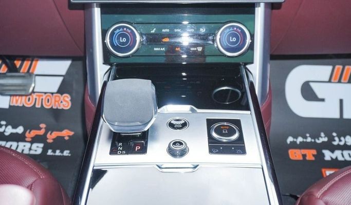 Подержанный Land Rover Range Rover P530 MHEV V, 4.4 л, 2024 в Дубае от Najem Motors Черный цвет. GCC | AUTO.AE