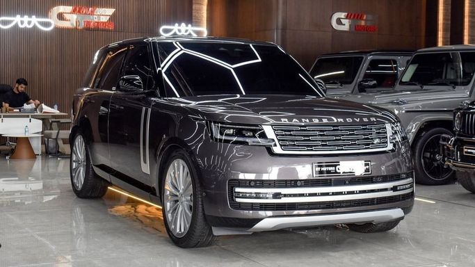 Подержанный Land Rover Range Rover P530 MHEV V, 4.4 л, 2022 в Дубае от Najem Motors Серый цвет. Европейская | AUTO.AE