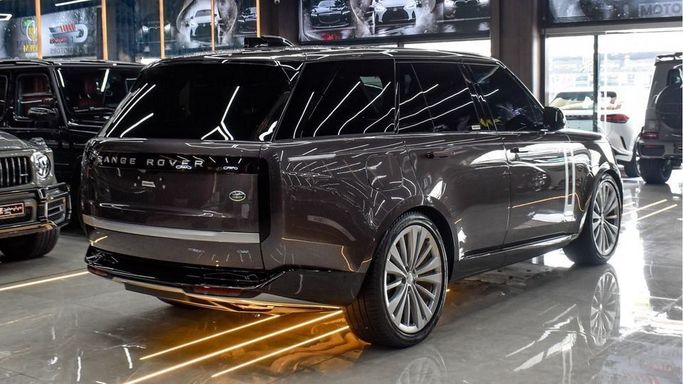 Подержанный Land Rover Range Rover P530 MHEV V, 4.4 л, 2022 в Дубае от Najem Motors Серый цвет. Европейская | AUTO.AE