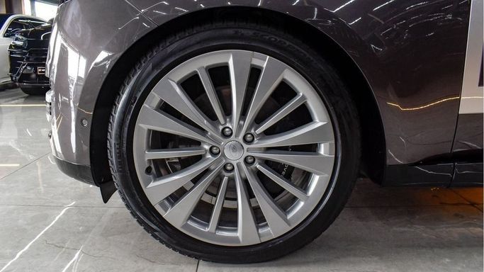 Подержанный Land Rover Range Rover P530 MHEV V, 4.4 л, 2022 в Дубае от Najem Motors Серый цвет. Европейская | AUTO.AE