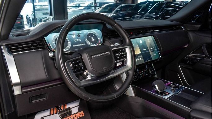 Подержанный Land Rover Range Rover P530 MHEV V, 4.4 л, 2022 в Дубае от Najem Motors Серый цвет. Европейская | AUTO.AE