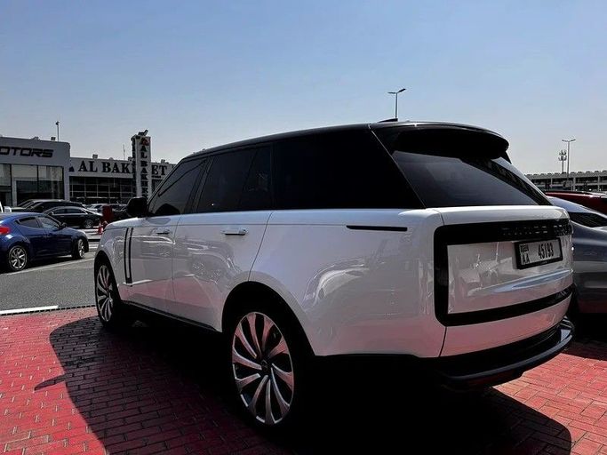 Подержанный Land Rover Range Rover P400 MHEV V, 3.0 л, 2023 в Дубае от Shamil Motors Белый цвет. Европейская | AUTO.AE