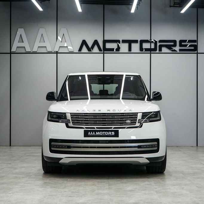 Новый Land Rover Range Rover P400 MHEV V, 3.0 л, 2023 в Дубае от AAA Motors Белый цвет. GCC | AUTO.AE
