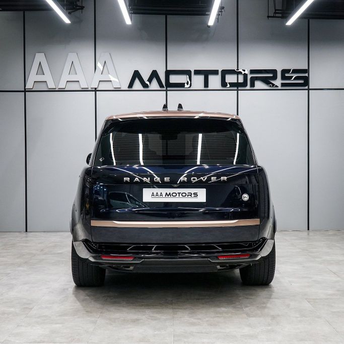 Подержанный Land Rover Range Rover P400 MHEV V, 3.0 л, 2023 в Дубае от AAA Motors Синий цвет. GCC | AUTO.AE