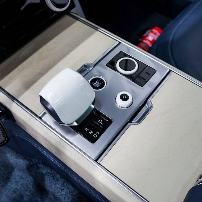 Подержанный Land Rover Range Rover P400 MHEV V, 3.0 л, 2023 в Дубае от AAA Motors Синий цвет. GCC | AUTO.AE