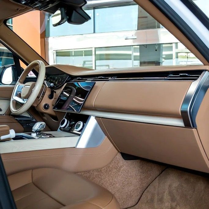 Подержанный Land Rover Range Rover P530 MHEV V, 4.4 л, 2023 в Дубае от Q Motors Белый цвет. GCC | AUTO.AE