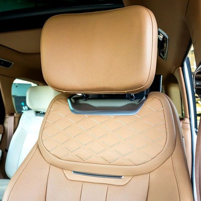 Подержанный Land Rover Range Rover P530 MHEV V, 4.4 л, 2023 в Дубае от Q Motors Белый цвет. GCC | AUTO.AE