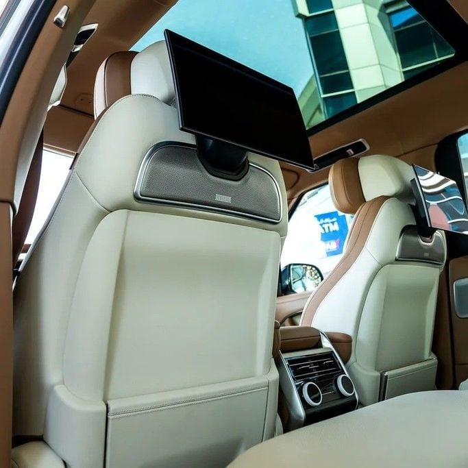 Подержанный Land Rover Range Rover P530 MHEV V, 4.4 л, 2023 в Дубае от Q Motors Белый цвет. GCC | AUTO.AE