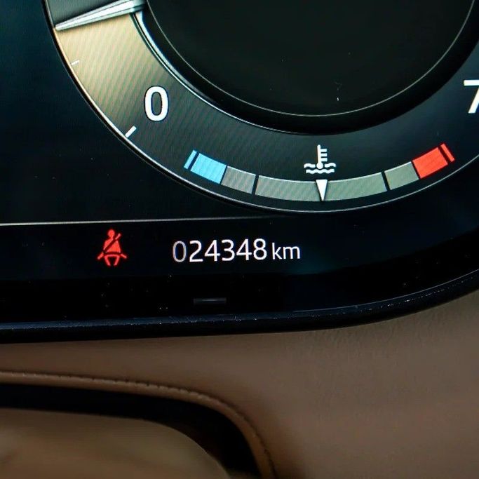 Подержанный Land Rover Range Rover P530 MHEV V, 4.4 л, 2023 в Дубае от Q Motors Белый цвет. GCC | AUTO.AE