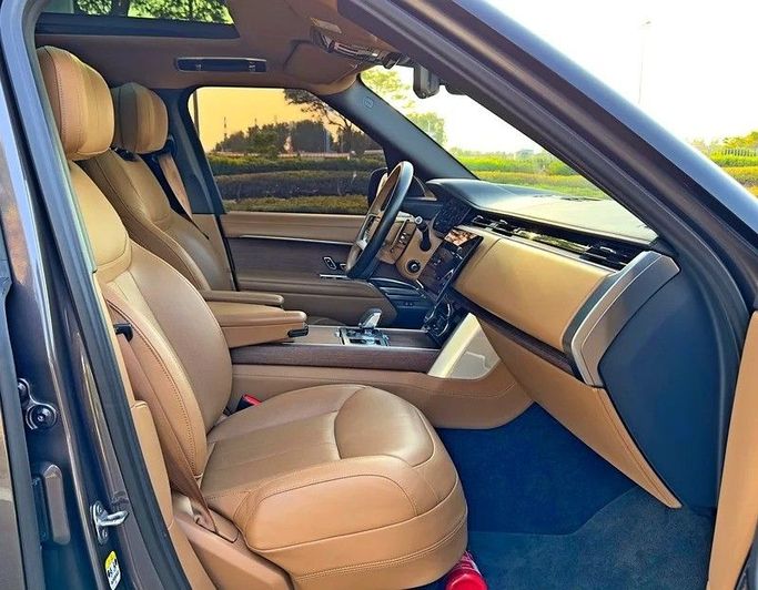 Подержанный Land Rover Range Rover P530 MHEV V, 4.4 л, 2022 в Дубае от Q Motors Коричневый цвет. GCC | AUTO.AE