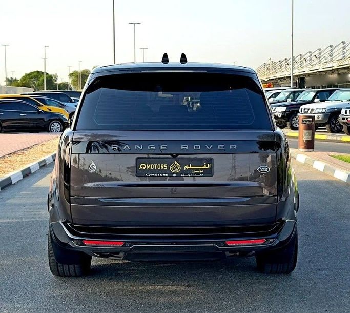 Подержанный Land Rover Range Rover P530 MHEV V, 4.4 л, 2022 в Дубае от Q Motors Коричневый цвет. GCC | AUTO.AE