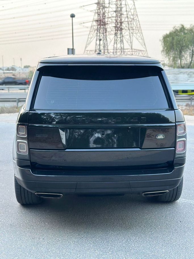 Подержанный Land Rover Range Rover P550 IV, 5.0 л, 2014 в Дубае от Alzahiah Cars Черный цвет. GCC | AUTO.AE