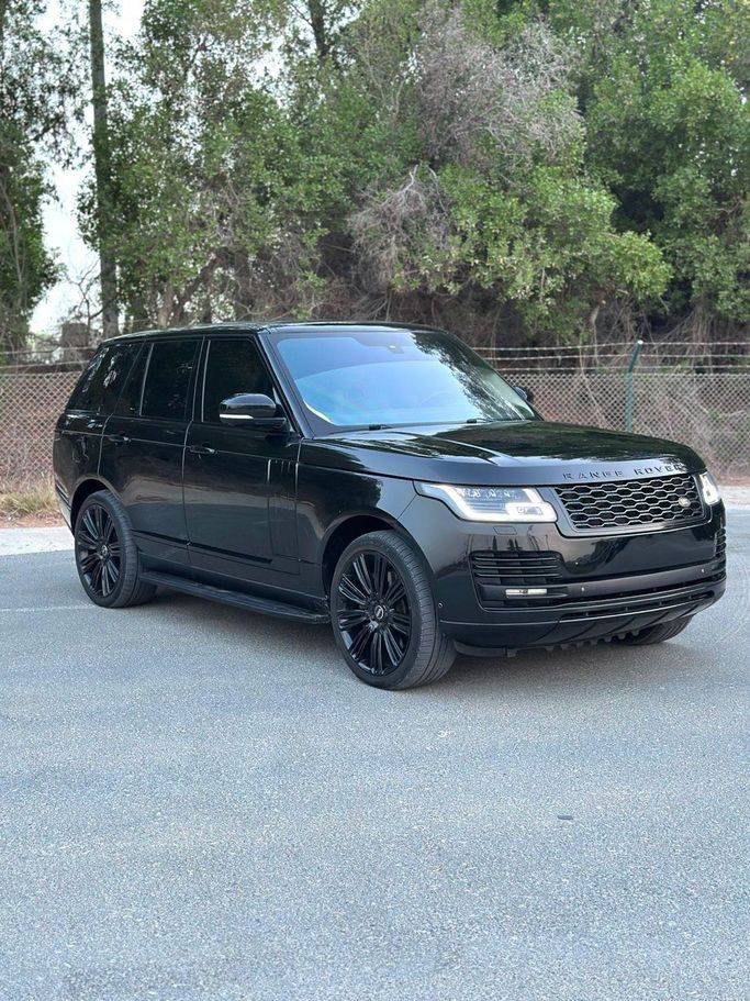 Подержанный Land Rover Range Rover P550 IV, 5.0 л, 2014 в Дубае от Alzahiah Cars Черный цвет. GCC | AUTO.AE
