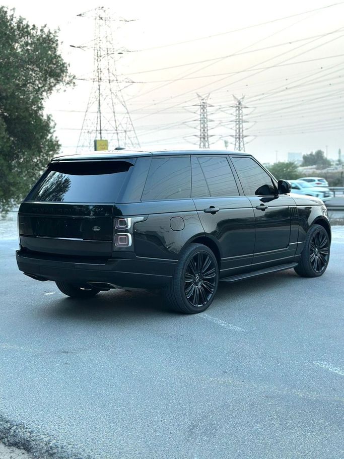 Подержанный Land Rover Range Rover P550 IV, 5.0 л, 2014 в Дубае от Alzahiah Cars Черный цвет. GCC | AUTO.AE