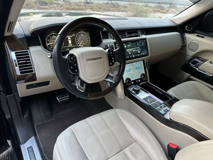 Подержанный Land Rover Range Rover P550 IV, 5.0 л, 2014 в Дубае от Alzahiah Cars Черный цвет. GCC | AUTO.AE