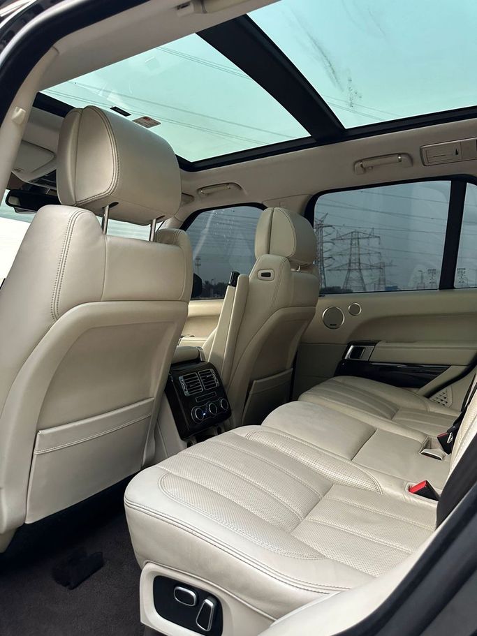 Подержанный Land Rover Range Rover P550 IV, 5.0 л, 2014 в Дубае от Alzahiah Cars Черный цвет. GCC | AUTO.AE