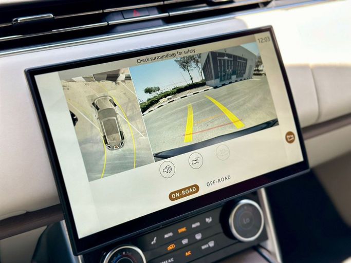 Подержанный Land Rover Range Rover P530 MHEV V, 4.4 л, 2023 в Дубае от Express Motors Белый цвет. Корейская | AUTO.AE