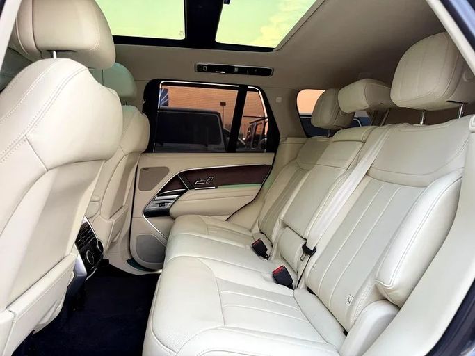 Подержанный Land Rover Range Rover P530 MHEV V, 4.4 л, 2023 в Дубае от Auto Bank Motors Черный цвет. GCC | AUTO.AE