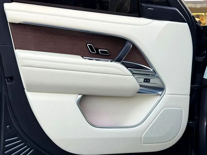 Подержанный Land Rover Range Rover P530 MHEV V, 4.4 л, 2023 в Дубае от Auto Bank Motors Черный цвет. GCC | AUTO.AE