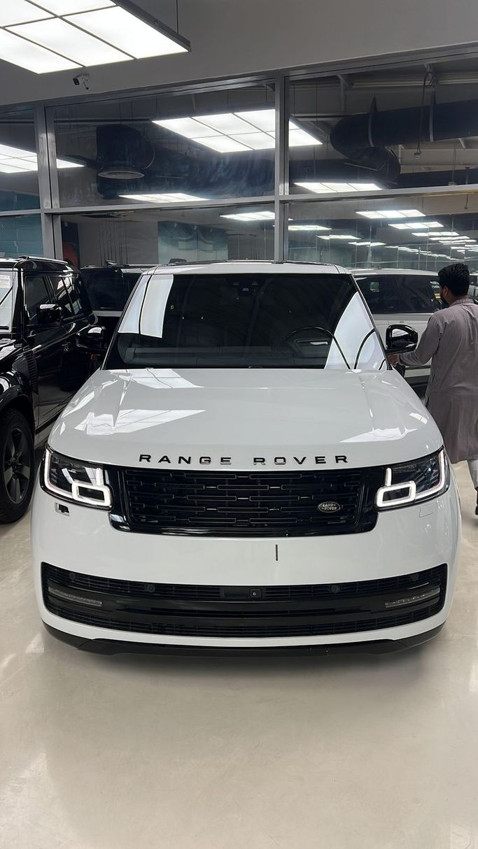 Used Land Rover Range Rover IV Facelift, 3.0 l, 2018 in Dubai by Space Motors, White color. American Specs | AUTO.AE