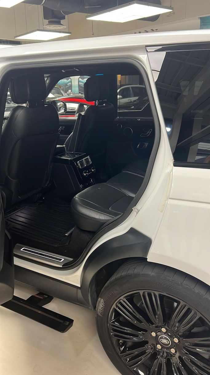 Used Land Rover Range Rover IV Facelift, 3.0 l, 2018 in Dubai by Space Motors, White color. American Specs | AUTO.AE