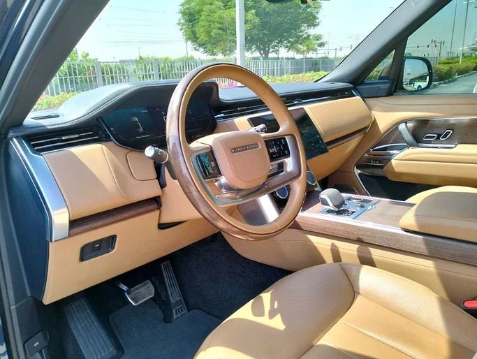 Подержанный Land Rover Range Rover P530 MHEV V, 4.4 л, 2023 в Дубае от Space Motors Синий цвет. Канадская | AUTO.AE