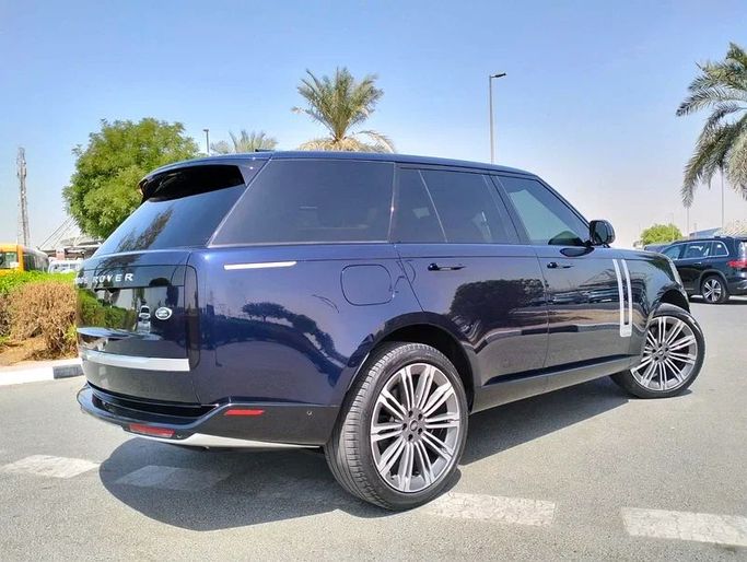 Подержанный Land Rover Range Rover P530 MHEV V, 4.4 л, 2023 в Дубае от Space Motors Синий цвет. Канадская | AUTO.AE