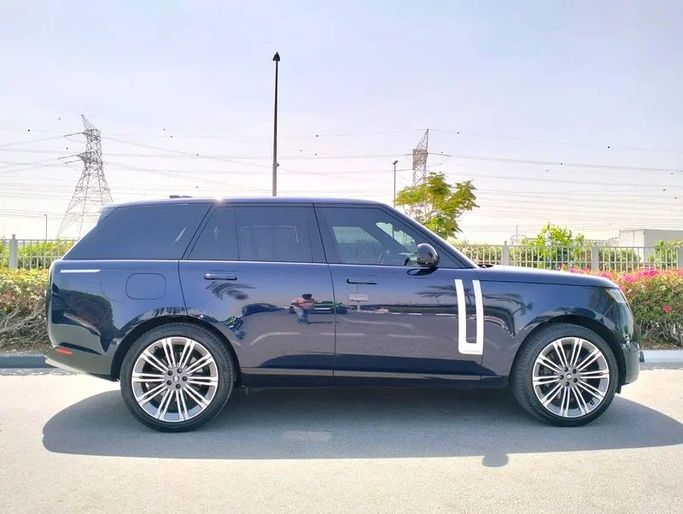 Подержанный Land Rover Range Rover P530 MHEV V, 4.4 л, 2023 в Дубае от Space Motors Синий цвет. Канадская | AUTO.AE