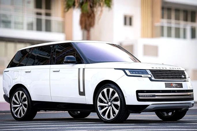 Подержанный Land Rover Range Rover P530 MHEV V, 4.4 л, 2022 в Дубае от MBA Motors Белый цвет. GCC | AUTO.AE