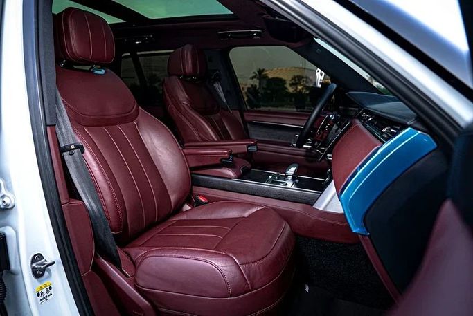 Подержанный Land Rover Range Rover P530 MHEV V, 4.4 л, 2022 в Дубае от MBA Motors Белый цвет. GCC | AUTO.AE